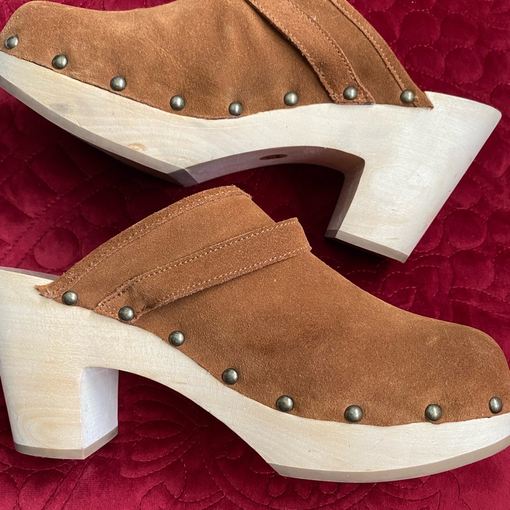 Gap clogs, brand new.